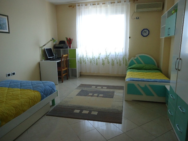 Apartament me dy dhoma gjumi për qira në zonën Blloku në Tiranë, shqipëri (trr-914-40j)