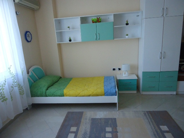 Apartament me dy dhoma gjumi për qira në zonën Blloku në Tiranë, shqipëri (trr-914-40j)
