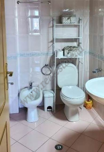 Apartament me dy dhoma gjumi për qira në zonën Blloku në Tiranë, shqipëri (trr-914-40j)
