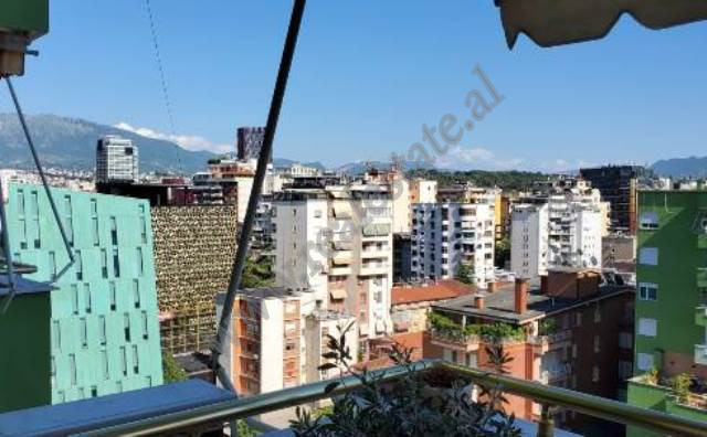 Apartament me dy dhoma gjumi për qira në zonën Blloku në Tiranë, shqipëri (trr-914-40j)