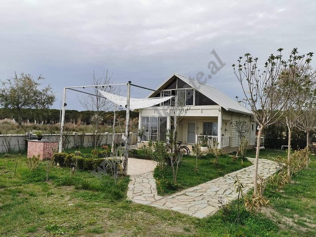 Terrain et maison en bois à vendre à la plage de velipoja en albanie