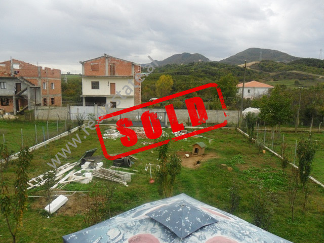 Tok për shitje në fshatin lunder në Tiranë, shqipëri (trs-1113-12)