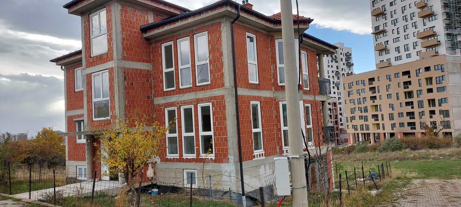 Casa di 3 piani con ingressi separati a matiqan, Prishtinë