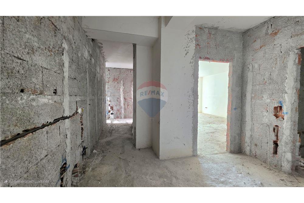 Appartement 2+1+2 à vendre au début de lungomare, Vlorë (8)