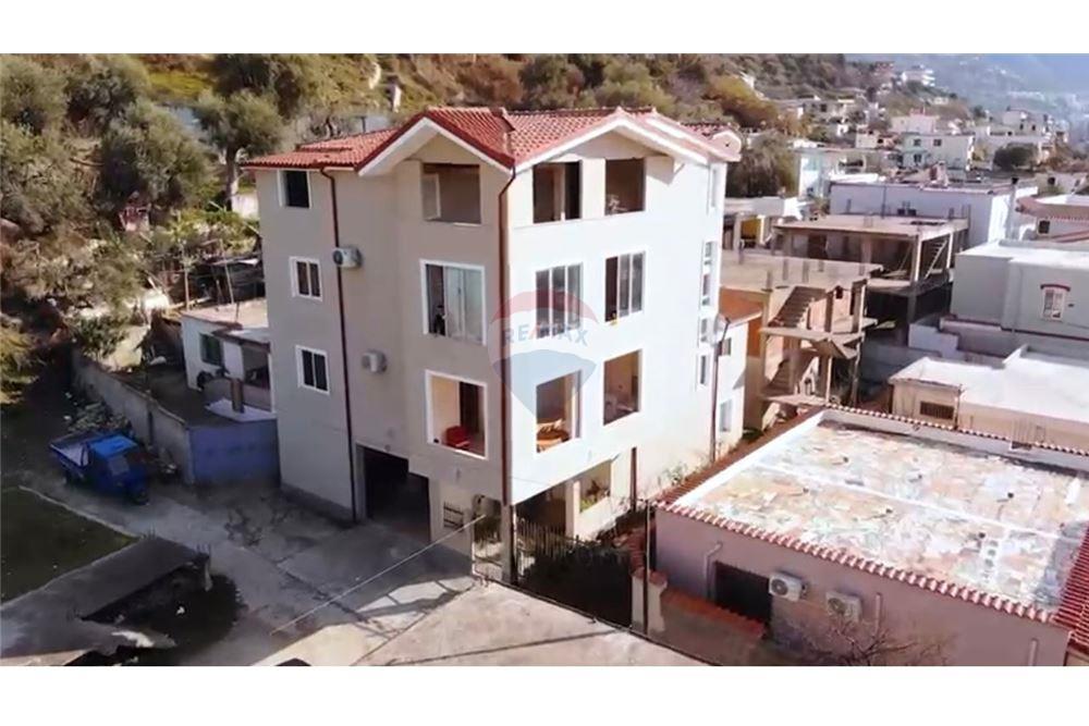 Villa de 4 étages à Vlorë, située près de la route principale dans le quartier 10 korriku