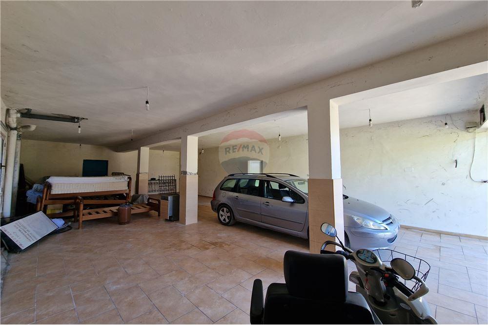 Villa de 4 étages à Vlorë, située près de la route principale dans le quartier 10 korriku (3)