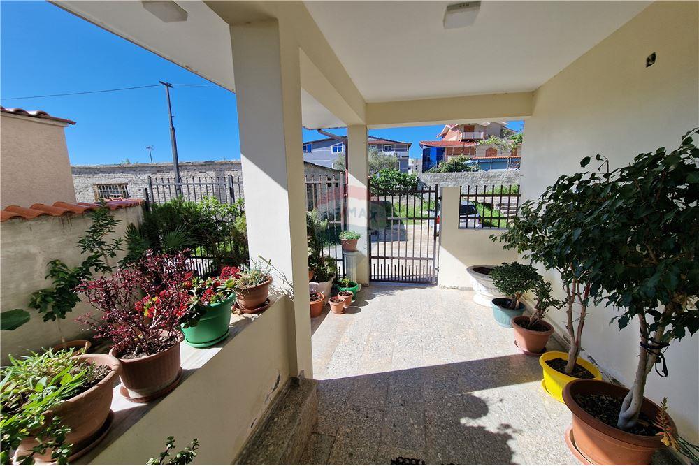 Villa de 4 étages à Vlorë, située près de la route principale dans le quartier 10 korriku (4)