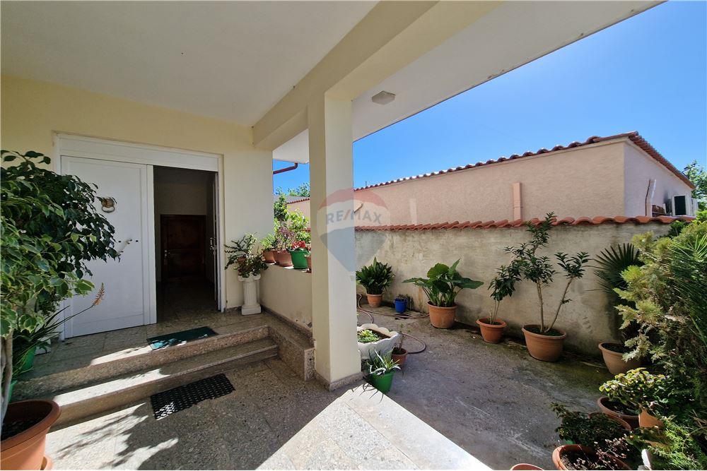 Villa de 4 étages à Vlorë, située près de la route principale dans le quartier 10 korriku (5)