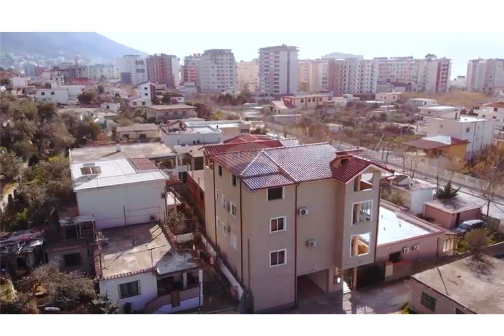 Villa de 4 étages à Vlorë, située près de la route principale dans le quartier 10 korriku (7)