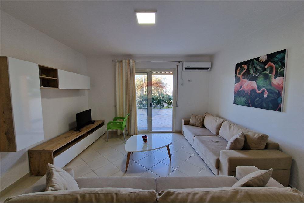 Apartament 2+1 me pamje nga deti në shitje ne uje te ftohte 5 min larg nga lungo mare.