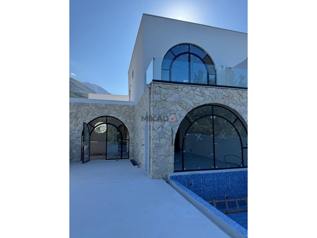 Shitet vile me jacuzzi ne green coast !