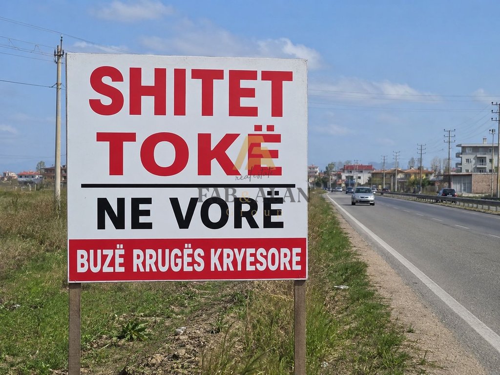 Shitet toke ne vore buze rruges kryesore