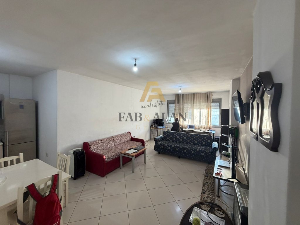 Shitet apartament 2+1+2 në Astir