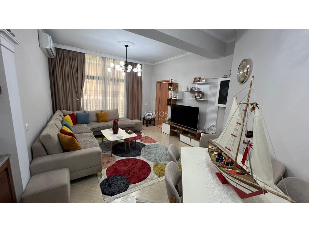 Appartement 3+1+2 à vendre près de la rue e kavajes