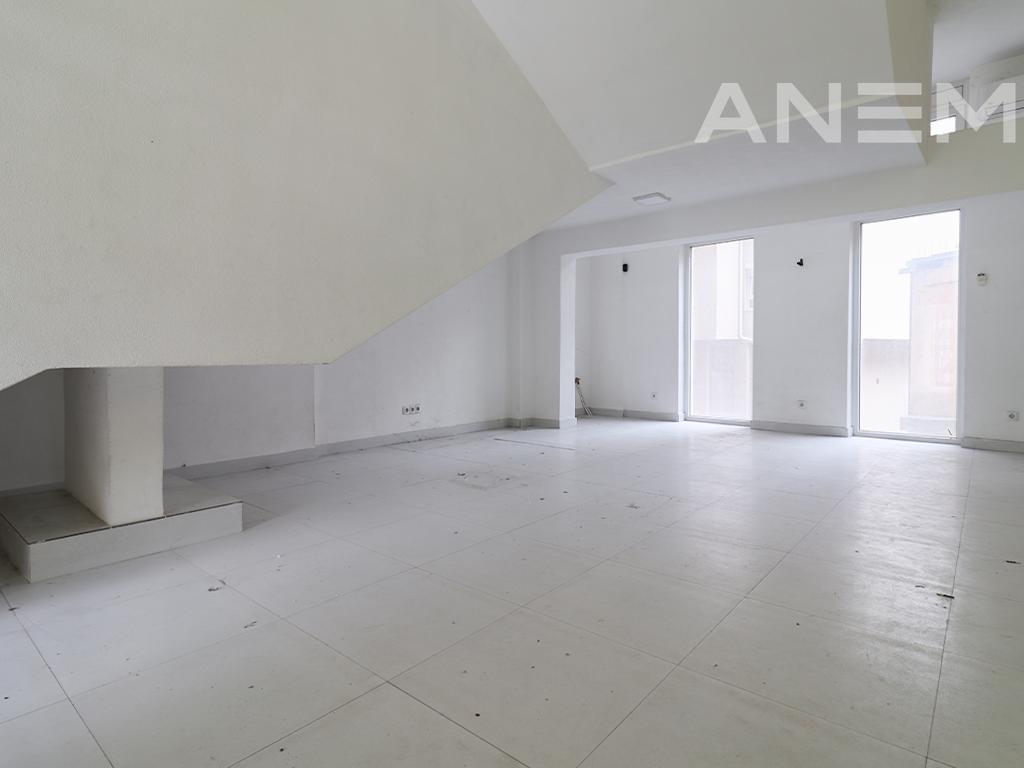Espacio comercial en alquiler con 3 áreas de trabajo en Tophane