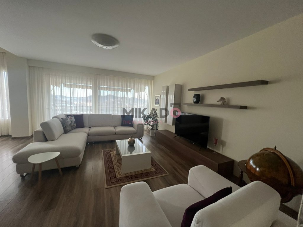 En alquiler: Apartamento 2+1 con 2 plazas de estacionamiento en long hill residence!