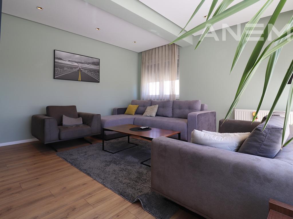 Penthouse à louer avec 3 chambres à Arbëri