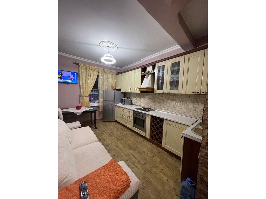 Apartament 2+1+2 ballkone per qira tek rruga e durresit