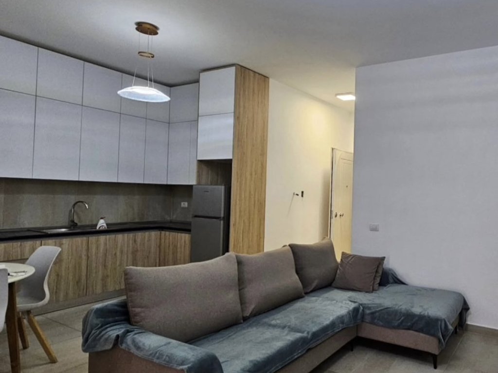 Jepet me qira apartament 1+1+ballkon prane kopshtit botanik