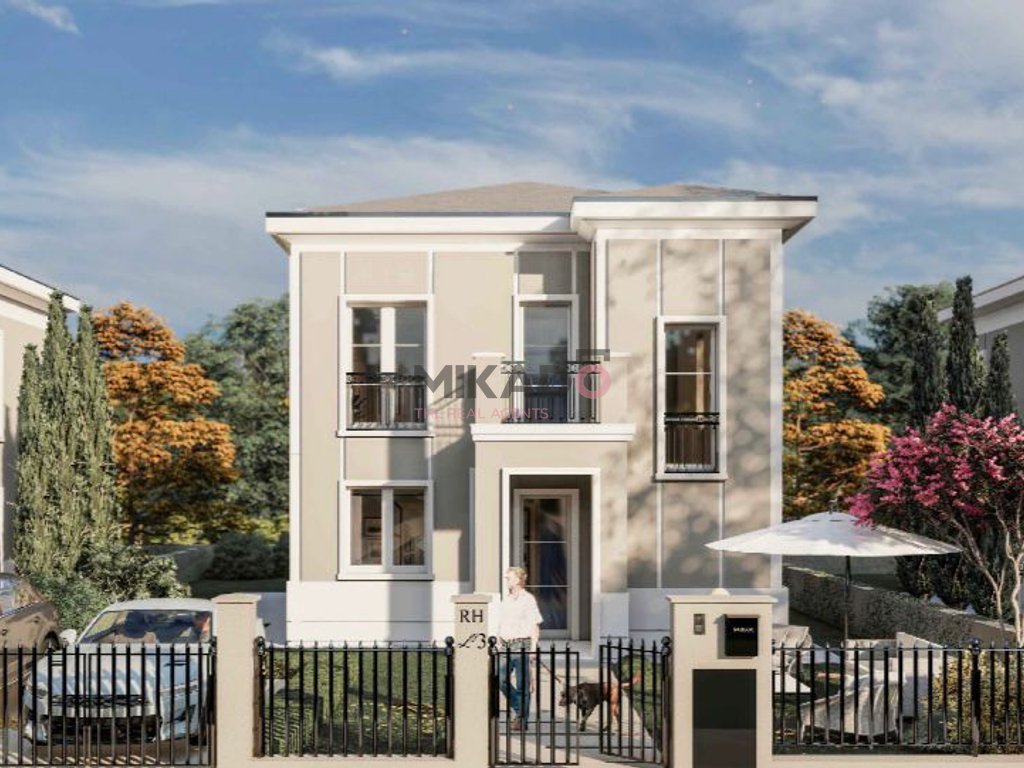 House for sale at swan lake residence!