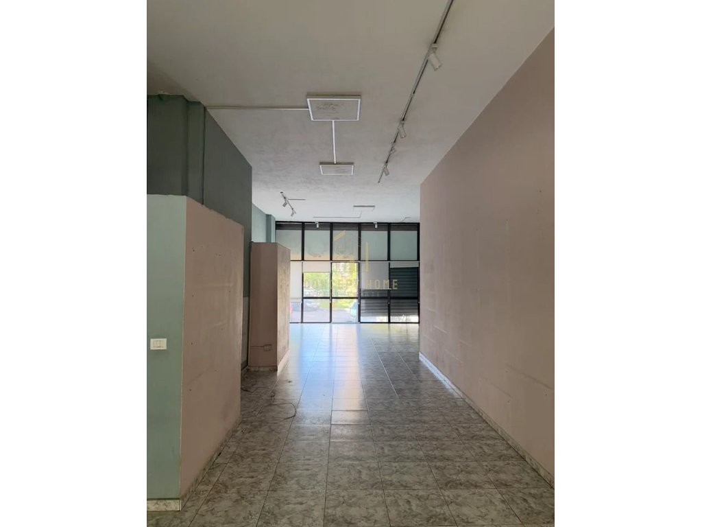 Boutique à vendre sur la rue 5 maji, Tirana