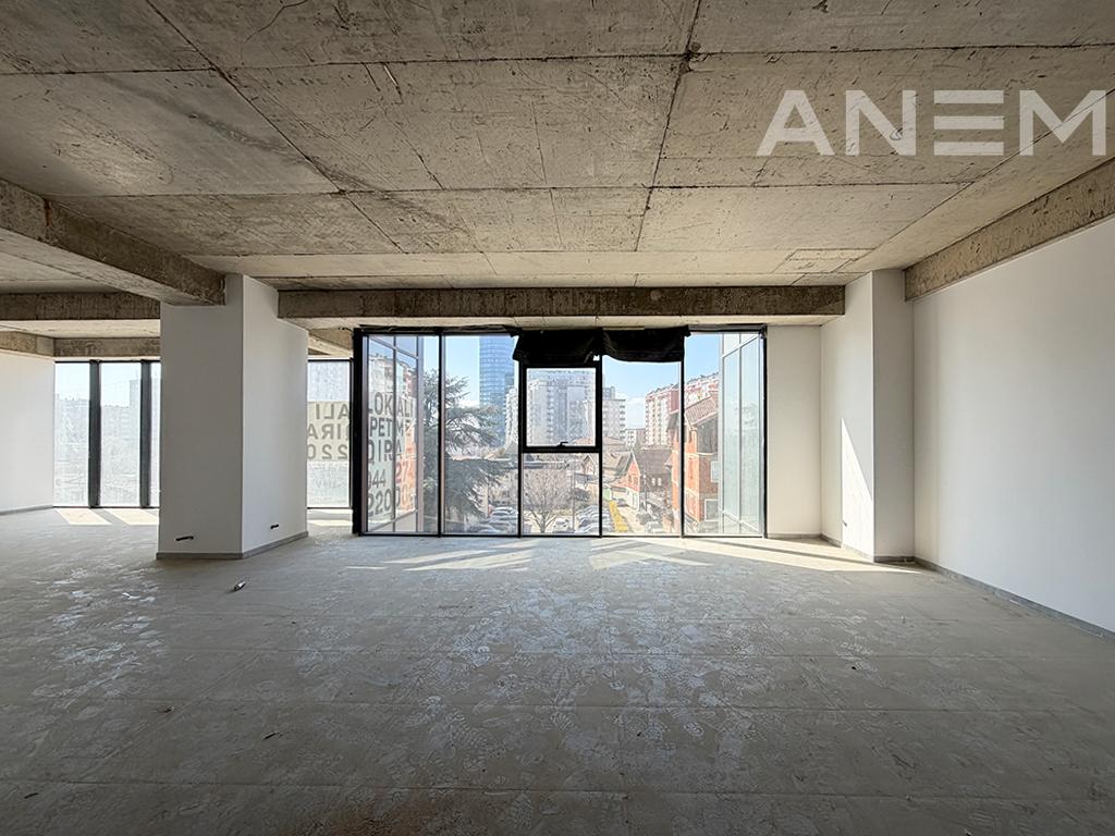 Lokal zu vermieten 275m² in Lakrishtë