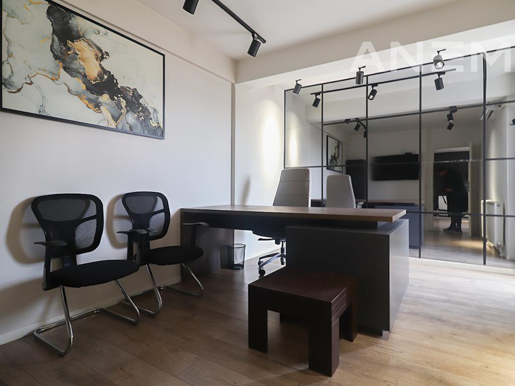 Bureau à louer avec 3 espaces de travail à Arbëri