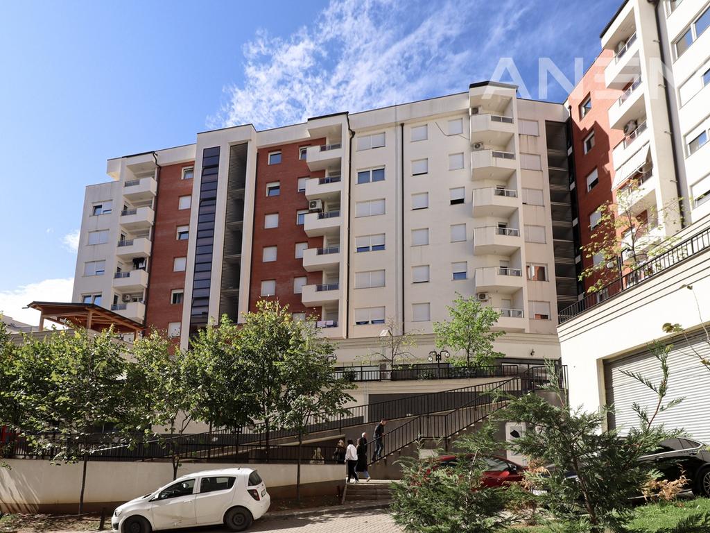 Penthouse me qira me 3 dhoma gjumi në lagjen e spitalit