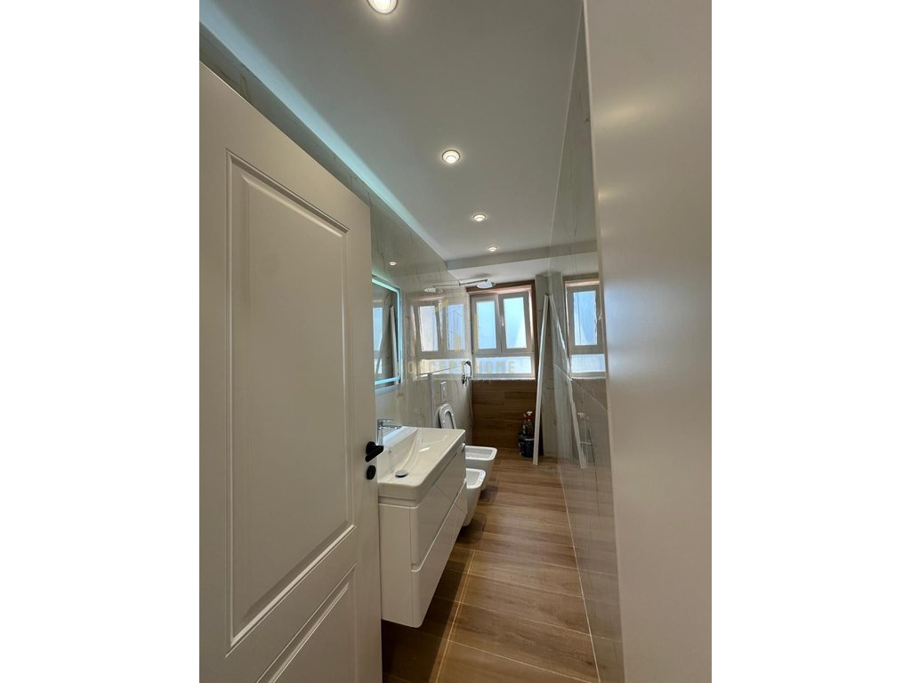 Apartamento 2+1 à venda perto do bulevar zogu i parë, Tirana