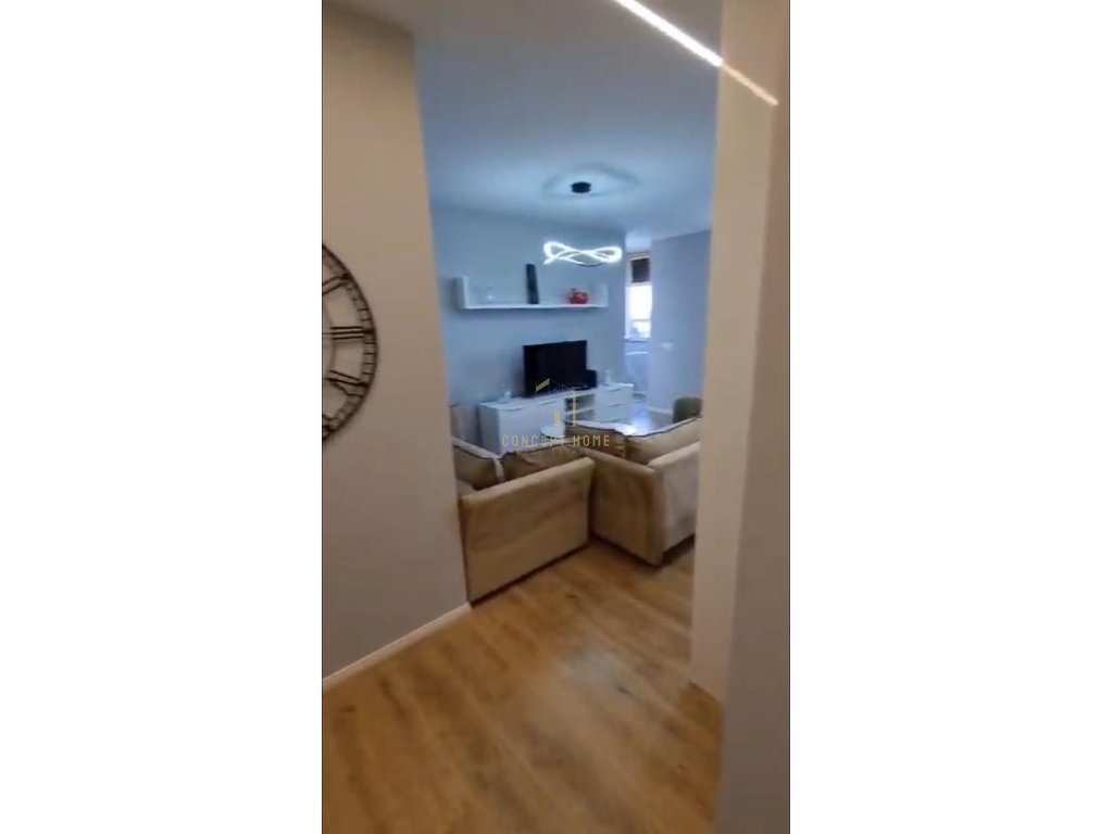Shitet apartament 1+1 tek Komuna e Parisit