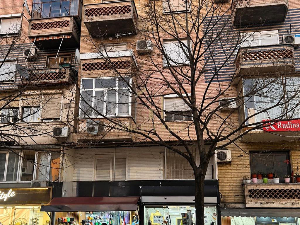 Shitet apartament 2+1 tek rruga bardhyl
