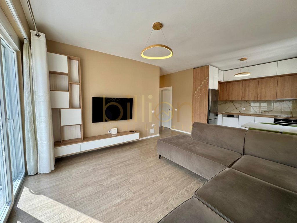 Shitet apartament 2+1+2 tek liqeni i thate