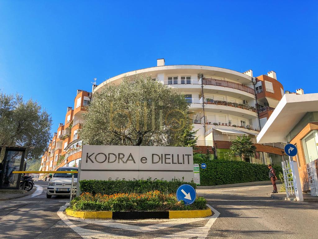 Shitet apartament 2+1 tek kodra e diellit !