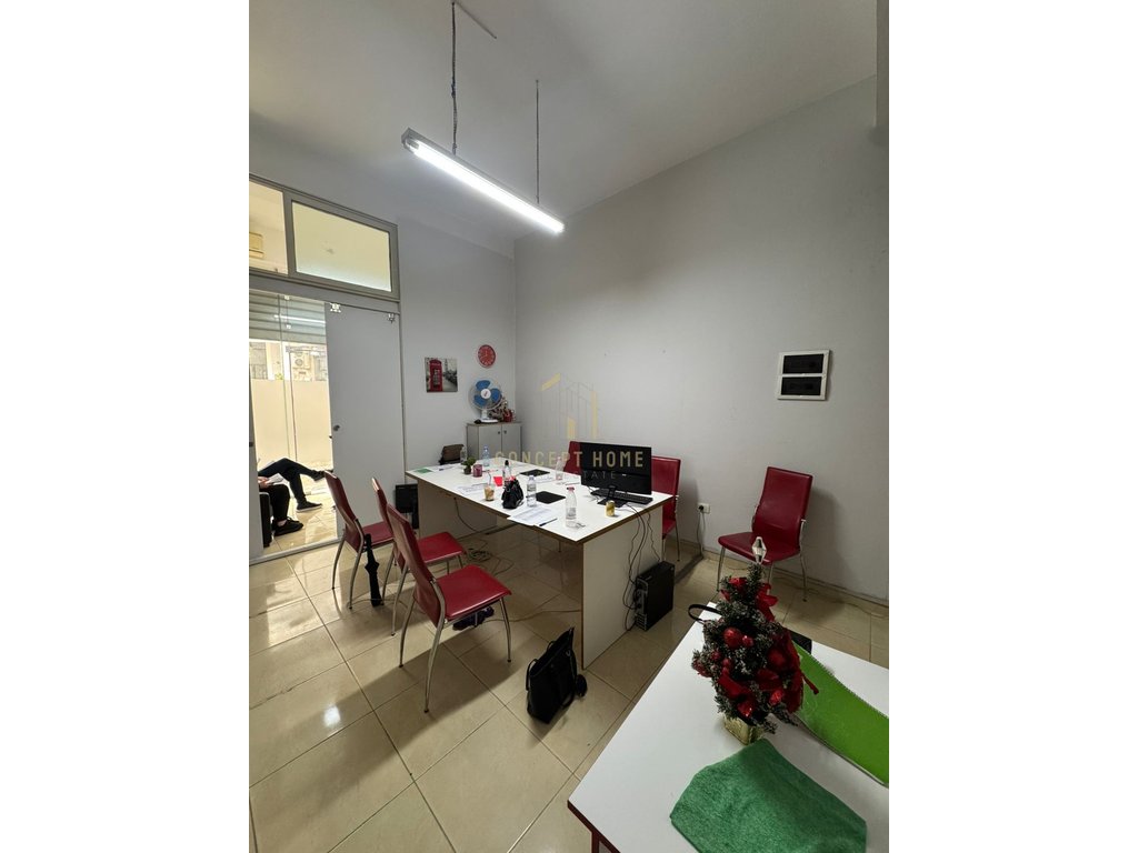 Espaço comercial para alugar em Astir.
