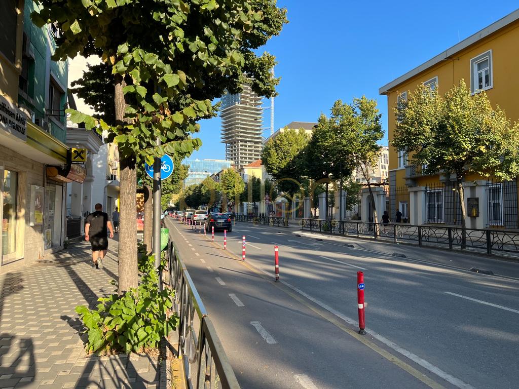 Wohnung zu verkaufen 2+1+2 bei botschaftsblöcke an der durresi-straße