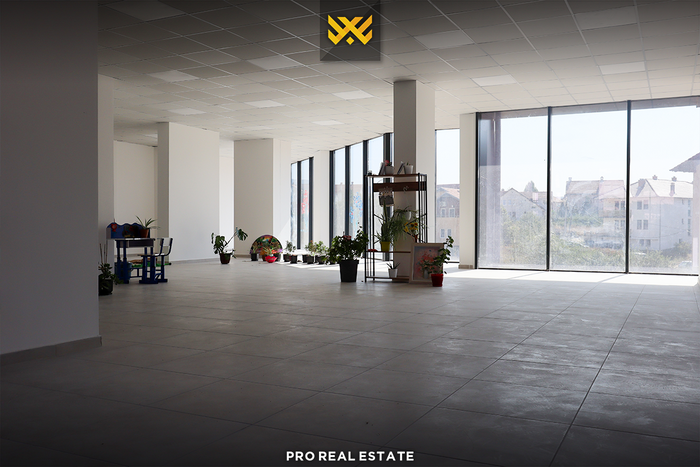 Local 220m² en alquiler en rrugën e.