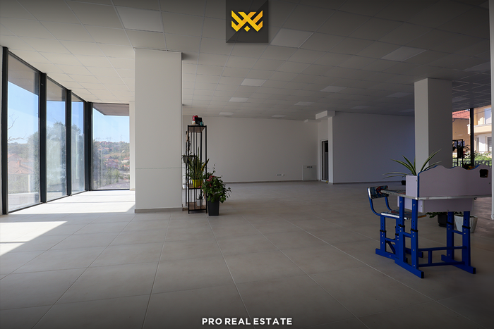 Local 220m² en alquiler en rrugën e.