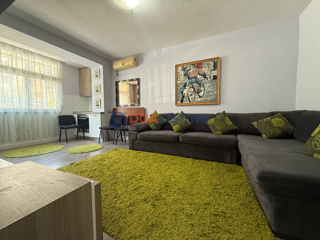 Se venden juntos apartamento + tienda en el centro de myslym shyri!