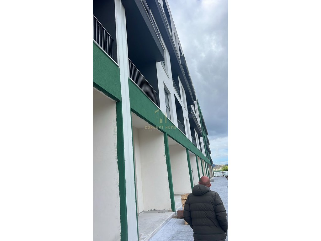 Tienda comercial en venta en kamez / €195,000