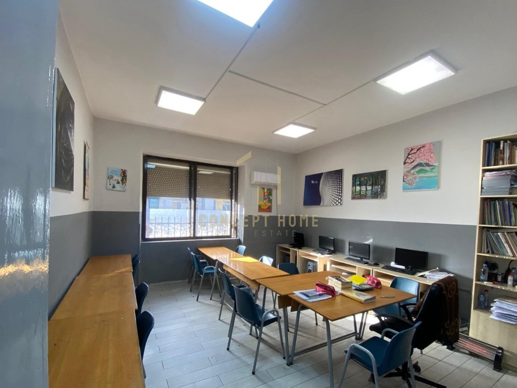 Spazio commerciale in affitto a bllok.