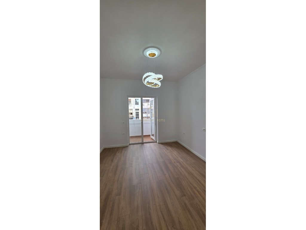 Shitet apartament 2+1 tek rruga bardhyl