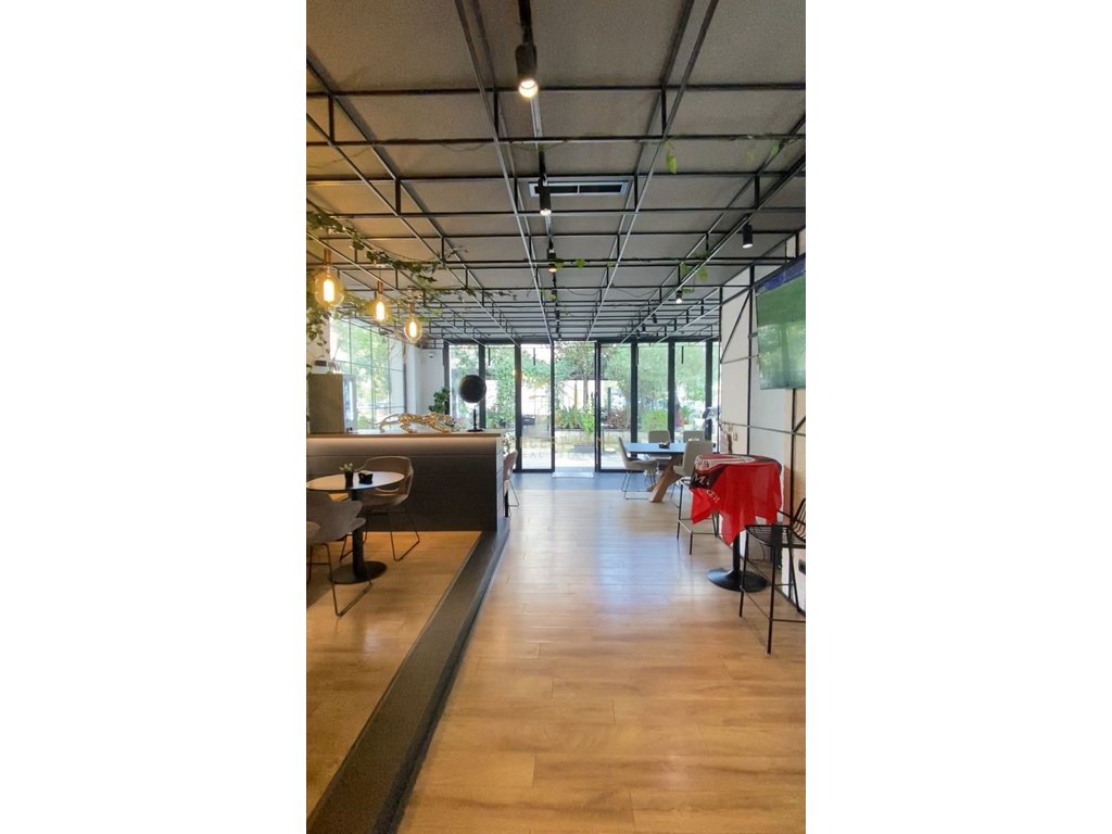 Loja comercial à venda em frente a delijorgji / €360.000
