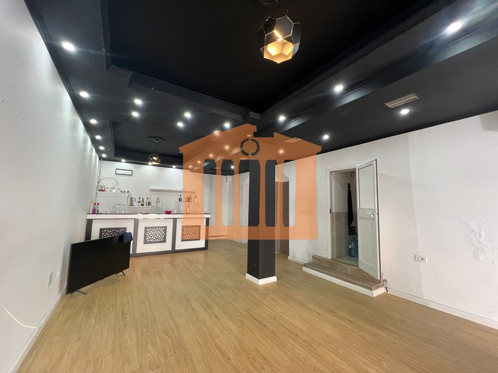 Espacio comercial en la estación de trenes en durres, en venta!