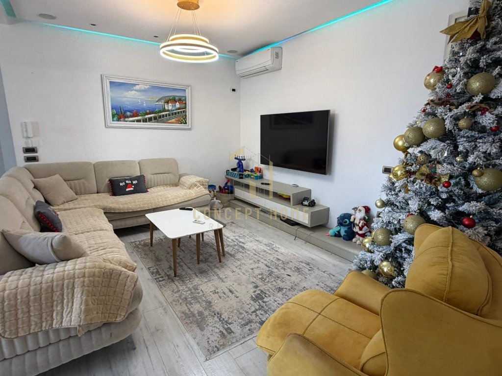 Shitet super penthouse 2+1+2 + verande ne shkoze.