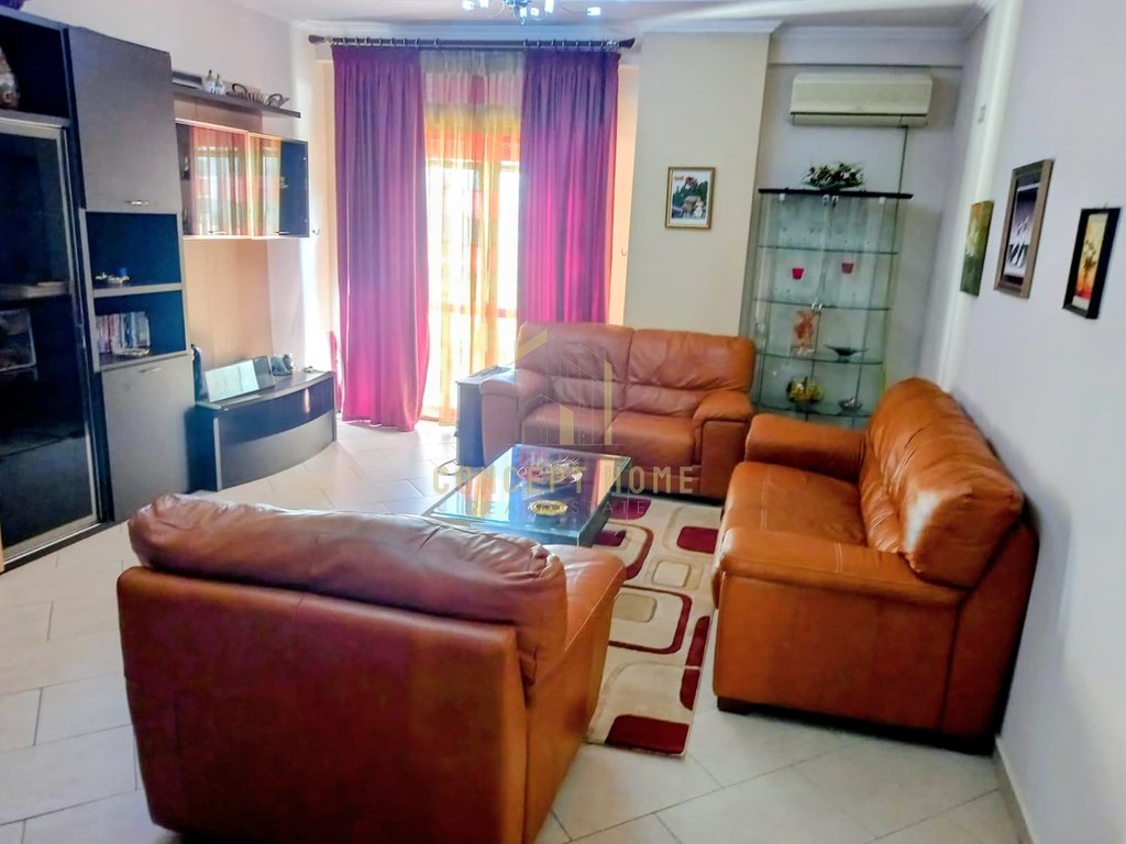 Para alugar: Apartamento 2+1+2 perto da prefeitura de paris