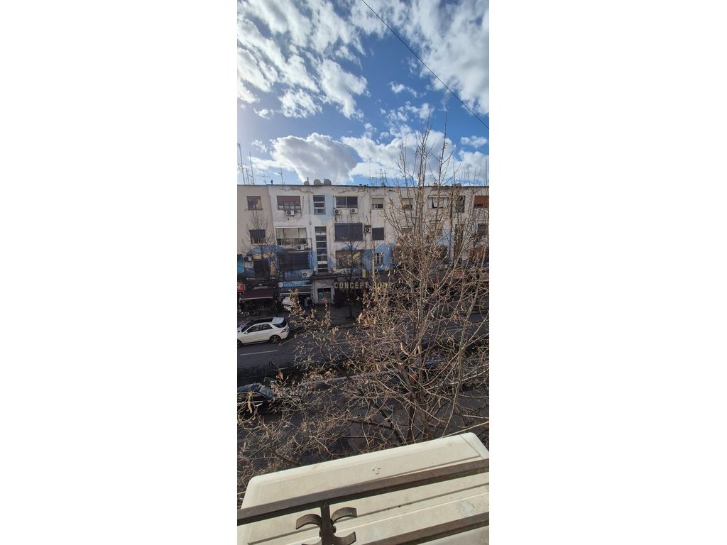 Shitet apartament 2+1 tek rruga bardhyl