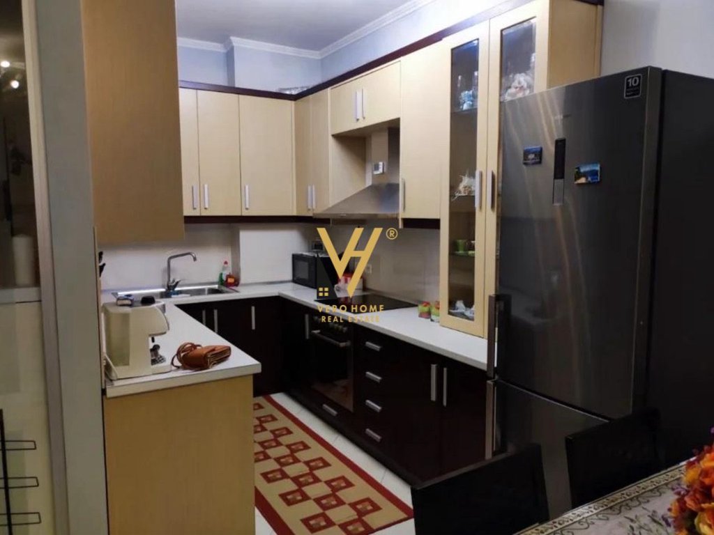 Jepet apartament 2+1+2+blk me qira te kopshti botanik 1.150 euro