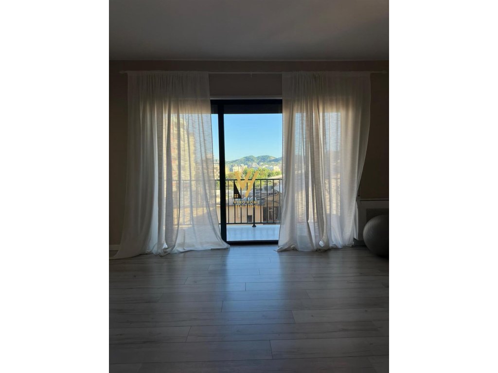 Loyer 77 mètres carrés bureau à myslym shyr, Tirana