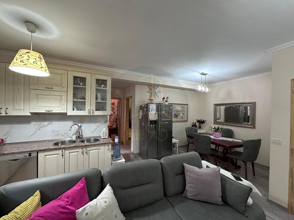 Appartement à vendre 2+1 avec place de parking près de kopeshti botanik