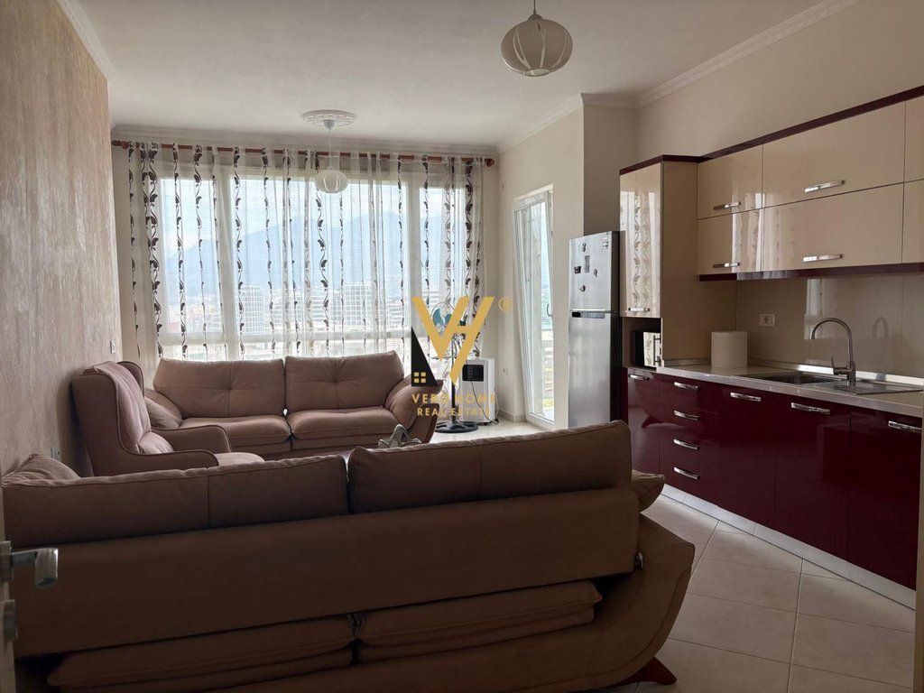 Piso en venta 2+1+2+veranda en kopshti botanik 28.900.000 leke